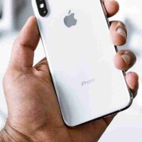 手持白色iPhone实拍图