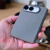 手持折叠状态的iPhone Duo真机