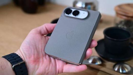 手持折叠状态的iPhone Duo真机