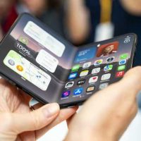 iPhone Duo半折状态，展示折叠屏内屏