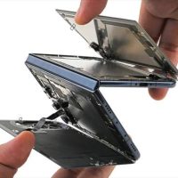 iFixit拆解后的iPhone Duo，铰链与内部结构清晰可见